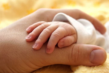 பெற்ற குழந்தையினை விற்று போதைப்பொருள் வாங்கிய பெற்றோர்