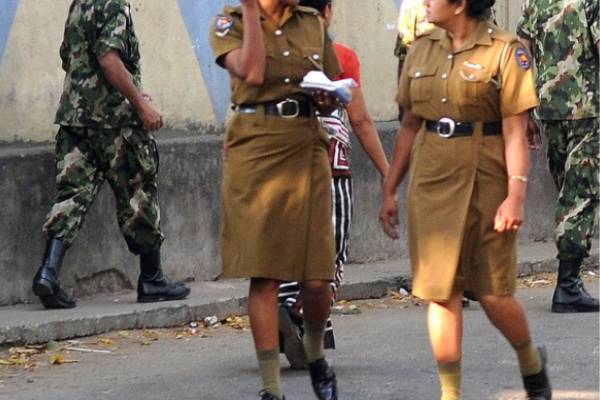 பெண் பொலிஸ் அதிகாரியின் புகைப்படத்துக்கு மலர்மாலை! விசாரணைகள் ஆரம்பம் | Flowers For The Photo Of The Female Police Officer