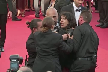 கான்ஸ் திரைப்பட விழாவில் அரைகுறை ஆடையுடன் வந்த பெண்ணால் பரபரப்பு!