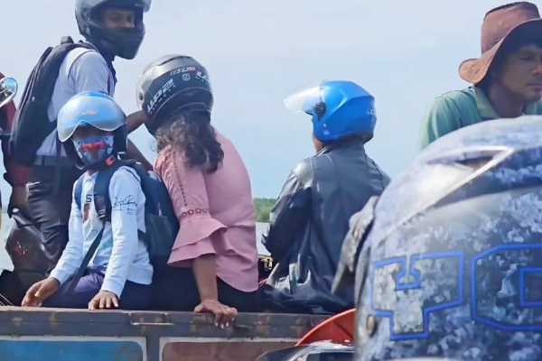 வெள்ளத்தில் மட்டக்களப்பு; உழவு இயந்திரத்தில் மக்கள்! | Batticaloa In Floods People In Plowing Machines