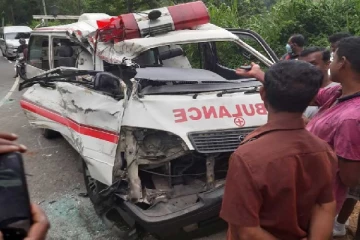 கோரவிபத்தில் சிக்கி சிதறுண்டது அம்புலன்ஸ் -நோயாளர்களின் நிலை