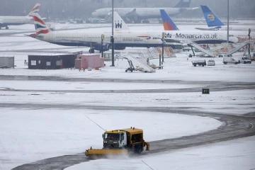 மோசமான வானிலையால் பிரித்தானியாவில் விமான சேவைகள் பாதிப்பு!