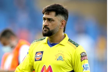 தனியாக சிக்கிக்கொண்ட தோனி - ஹைதரபாத் அணிக்கு படையெடுக்கும் ஜாம்பவான்கள்