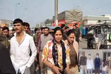 காதலர் தினத்தில் கள்ளக்காதலனுடன் பைக்கில் சென்ற இளம்பெண் ; நடுரோட்டில் சண்டையிட்ட கணவன்