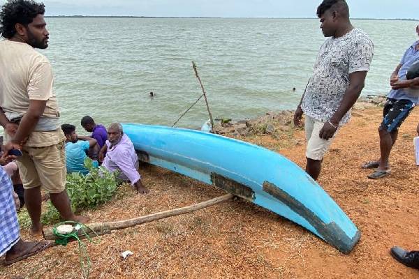 திக்வெல்ல கடலில் நீராட சென்ற மூவரில் ஒருவர் பலி | One Three People Swimming Dickwella Sea Dies