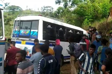 බගවන්තලාවේ දී පාසල් ළමුන් ප්‍රවාහනය කරන බස් රථයක් අනතුරකට - ළමුන් 34කට තුවාල