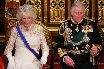 கிரீடத்தை தொட்டு சபதம் செய்யும் இளவரசர் வில்லியம்: சார்லஸ் மன்னரின் கைகளை முத்தமிடும் அரச வாரிசுகள்