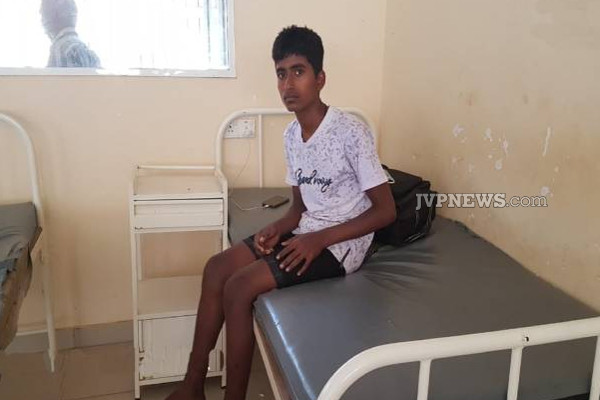 புதுக்குடியிருப்பு பொலிஸாரால் கொடூரமாக தாக்கப்பட்ட இரு சிறுவர்கள் வைத்தியசாலையில்.! | Puthukkudiyiruppu Police Attack Two Student Injury