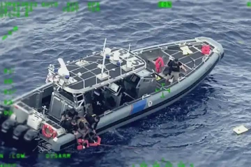 புலம்பெயர்ந்தோரை ஏற்றிச் சென்ற படகு கவிழ்ந்தது;  சென்றவர்கள் நிலை என்ன?