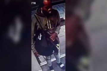 கனடாவில் ஒன்றாக நின்று கொண்டிருந்த 2 பெண்களுக்கு நடந்த கசப்பான சம்பவம்! சிசிடிவி புகைப்படம்