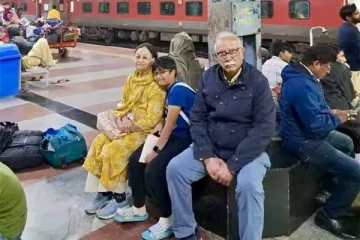 அன்று விமான போக்குவரத்துறை அமைச்சர் இன்று தொடருந்துக்கு காத்திருக்கும் சாதாரண பயணி(வைரலாகும் புகைப்படம்)