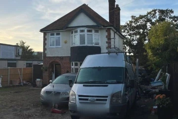 பிரித்தானியாவில் சுவர் இடிந்து விழுந்ததில் 12 வயது சிறுவனுக்கு நேர்ந்த கதி!