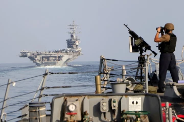 அமெரிக்க போர் கப்பலையும் விட்டு வைக்காத ஹவுதி கிளர்ச்சியாளர்கள்