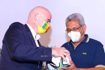 இலங்கை தேசியக் கொடியை முகக்கவசமாக அணிந்த பீபா தலைவர்