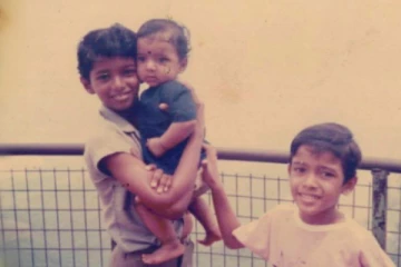 நடிகர் விஜய் தூக்கி வைத்திருக்கும் இந்த குழந்தை யார் தெரியுமா.. இதோ பாருங்க