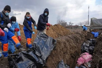 ரஷ்யா உக்கிரம்... கொத்தாக புதைக்கப்படும் உக்ரேனிய மக்களின் சடலங்கள்: நெஞ்சை உலுக்கும் காட்சி