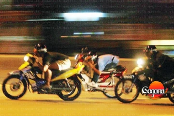 මහපාරේ පිස්සෝ වගේ බයික් පැද්දොත් වැඩ වරදී