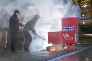 அமெரிக்க ஜனாதிபதி தேர்தலில் வாக்குப்பெட்டிகளுக்கு தீ வைத்ததால் பரபரப்பு