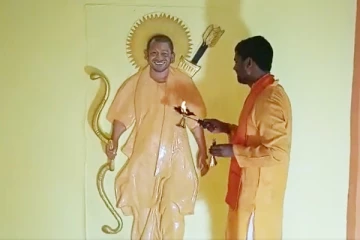 உ.பி. முதலமைச்சருக்கு கோவில் கட்டி கற்பூரம் ஏற்றி வழிபாடு - வைரலாகும் வீடியோ