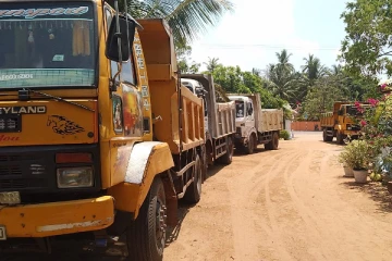 கிளிநொச்சியில் சட்டவிரோதமாக மணல் ஏற்றிய டிப்பர் சாரதிகள் கைது