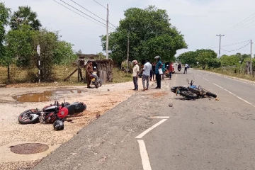 இரு மோட்டார் சைக்கிள்கள் மோதி விபத்து - நால்வர் காயம் (PHOTOS)