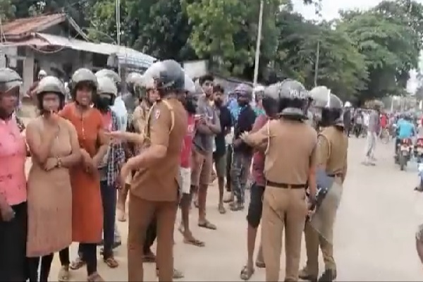 மட்டக்களப்பில் பெண்களுடன் அநாகரிகமாக நடந்த காவல்துறை அதிகாரி (படங்கள்) | Police Officer Who Behaved Indecently With Women