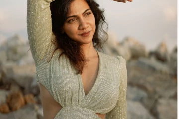 மடோனாவா இப்படி.. கிளாமர் உடையில் எப்படி போஸ் கொடுத்திருக்கிறார் பாருங்க