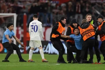 மெஸ்ஸியை நோக்கி திடீரென ஓடி வந்த ரசிகர்! பின்னர் நடந்த சம்பவம்..பரபரப்பு வீடியோ