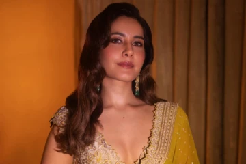 சேலையிலும் இவ்ளோ கவர்ச்சியா.. ராசி கண்ணா பட விழாவுக்கு எப்படி வந்திருக்கிறார் பாருங்க