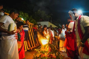 மகிந்த பதவி விலகியதாக வெளியான தகவல் - பட்டாசு கொளுத்தி மகிழ்ச்சியை வெளிப்படுத்திய போராட்டக்காரர்கள்(photos)