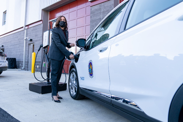 மின்சார வாகனம் சார்ஜிங் செயல் திட்டத்தை அரம்பித்து வைத்தார் அமெரிக்க துணை ஜனாதிபதி! | Electric Vehicle Charging Open Kamala Harris