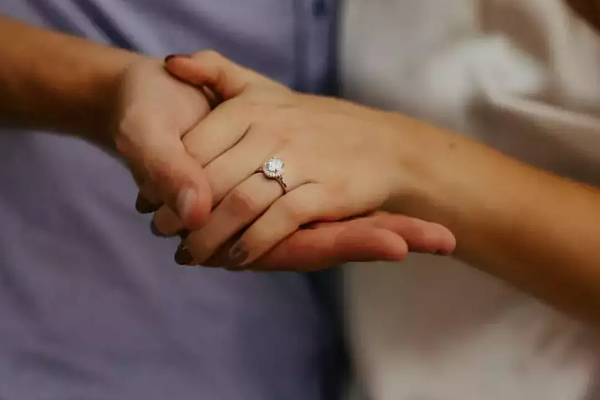 புதுமணத் தம்பதிகளை தீவிரமாக கண்காணிக்கும் சீனா! | China Actively Monitors Newlyweds