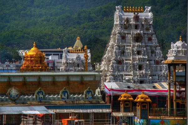 புரட்டாசி சனி.. திருப்பதி தரிசனம் - 8கி.மீக்கு க்யூ.. 48 மணி நேர காத்திருப்பு! | Puratasi Month Tirupati Devotees Waiting 48 Hours