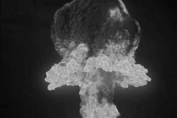 அணு குண்டுகள் காற்றில் வெடிக்குமா அல்லது தரையில் மோதிய பின்னர் வெடிக்குமா?