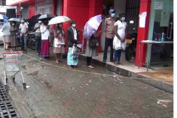 சீனியை பெற்றுக்கொள்ள நீண்ட வரிசையில் காத்திருக்கும் மக்கள்