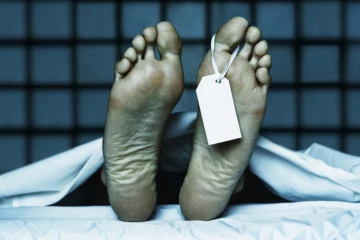 දිය පහරට ගසාගෙන ගිය දියණිය බේරාගෙන විදුහල්පති නොයෙන ගමන් යයි