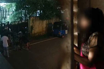 ගමක්ම රත් කරමින්, නිවසකට ඇතුළු වී තරුණියක් පැහැරගෙන යෑමට සැරසෙයි - සිසිටීවී දර්ශන සහිතයි ..(VIDEO)