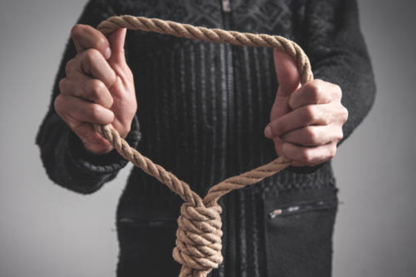 சடலமாக மிதந்த இளம் பெண்: காதலனும் தூக்கிட்டு தற்கொலை | Young Woman Found Dead Boyfriend Also Hanging