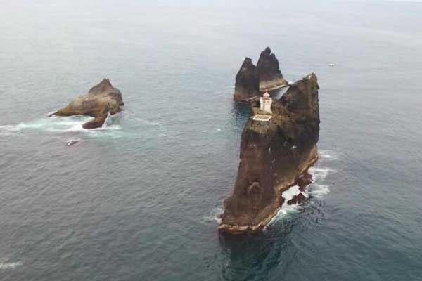 உலகின் மிகவும் ஆபத்தான பகுதி எது தெரியுமா? அதுவும் கடலுக்கு நடுவே மலையின் உச்சியில் | World S Most Dangerous Place In Tamil
