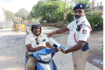 ஹெல்மெட் வழக்கில் சிக்கிய அதிகாரி…போலிஸாருக்கே இந்த நிலையா? வைரலாகும் புகைப்படம்