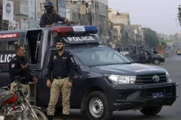 பாகிஸ்தான் பொலிஸ் வளாகத்திற்குள் வெடி மருந்துடன் மோதிய வாகனம்: டஜன் கணக்கானோர் பலி