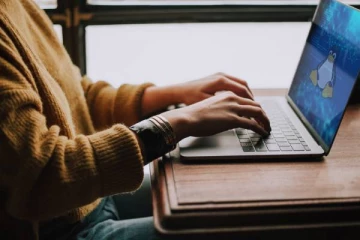 உங்கள் பழைய நண்பர்களை மிஸ் செய்றீங்களா? அவர்களை இணையதளம் மூலம் கண்டுபிடிப்பது எப்படி?