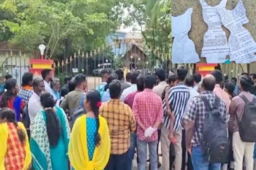 குரூப் 1 தேர்விற்கு தாமதமாக வந்தவர்களுக்கு அனுமதி மறுப்பு - ஹால் டிக்கெட்டை கிழித்தெறிந்து ஆவேசம்