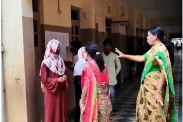 ஹிஜாப் சர்ச்சை: கர்நாடகாவில் 10-ம் வகுப்பு பொதுத்தேர்வை 21,000 மாணவர்கள் புறக்கணித்தனர்