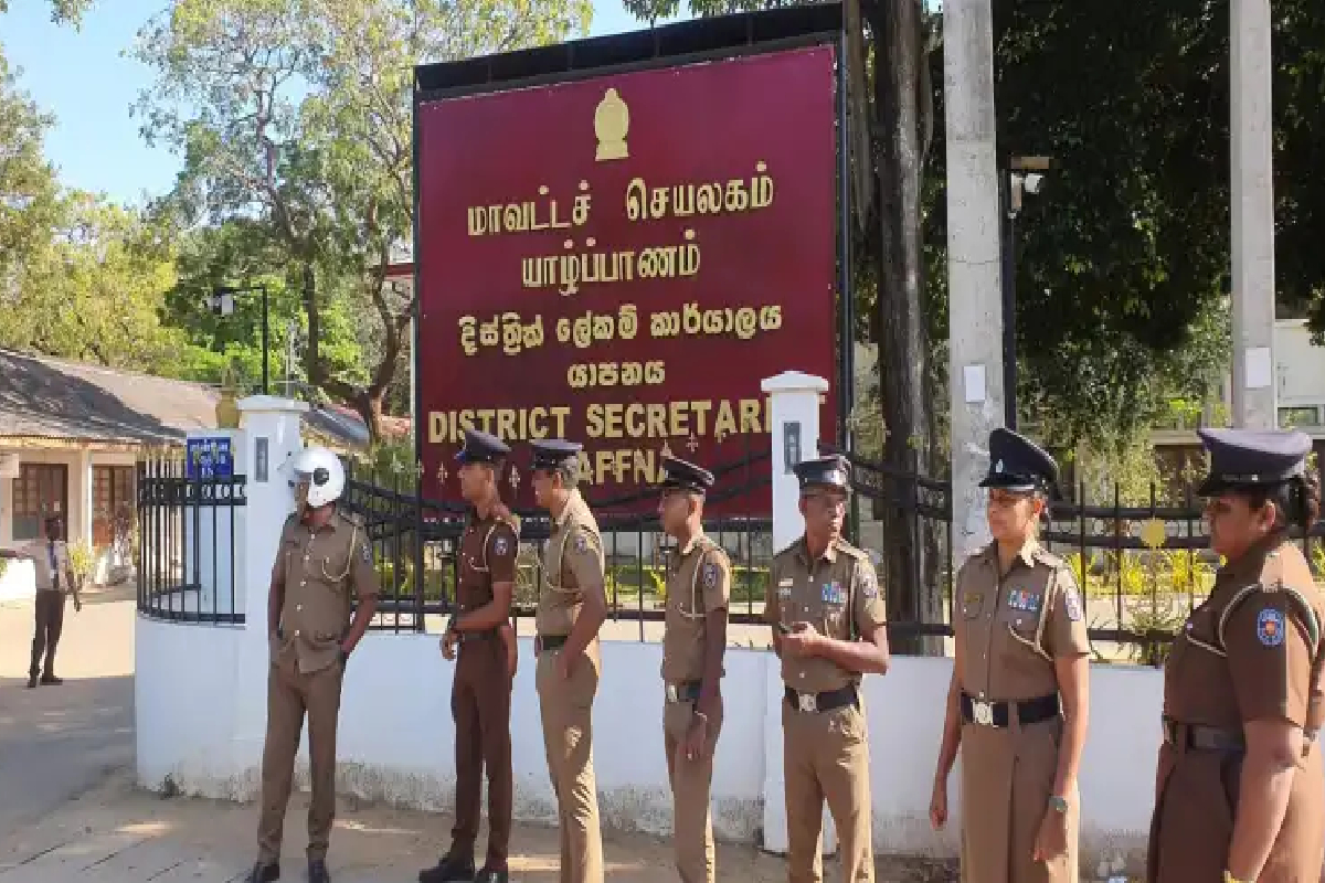 யாழ் மாவட்ட செயலகத்தில் பெருமளவான பொலிஸார் குவிப்பு ; காரணம் இதுவா! | Police Deployed At Jaffna District Secretariat
