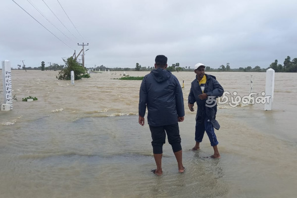 சீரற்ற காலநிலையால் மட்டக்களப்பில் தடைபட்ட போக்குவரத்து! சிரமத்தில் மக்கள் | Main Roads In Batticaloa Have Been Blocked