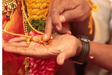 தாலி கட்டியவுடனே நடுரோட்டில் மணமகள் செய்த செயல்! கைதட்டி வரவேற்ற உறவினர்கள்