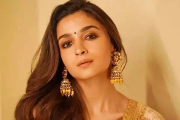 முதல்முறையாக குழந்தையின் புகைப்படத்தை வெளியிட்டு நடிகை ஆலியா பட்.. போட்டோ வைரல்