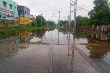 சென்னை கனமழையால் ரயில் பாதையில் தேங்கிய மழைநீர் - ரயில்கள் சேவை பாதிப்பு