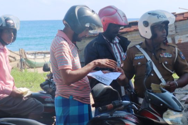 பொலிஸாரின் திடீர் சோதனையில் சிக்கிய பலர்! | Surprise Police Raid